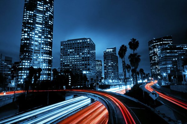 Est-il possible d'assurer une gestion de trafic efficace sur un site de news technologiques pendant les pics de visiteurs?